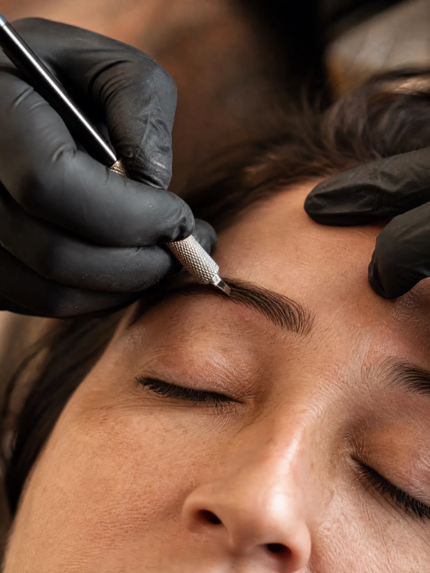 Detailaufnahme einer Microblading-Behandlung an der Augenbraue
