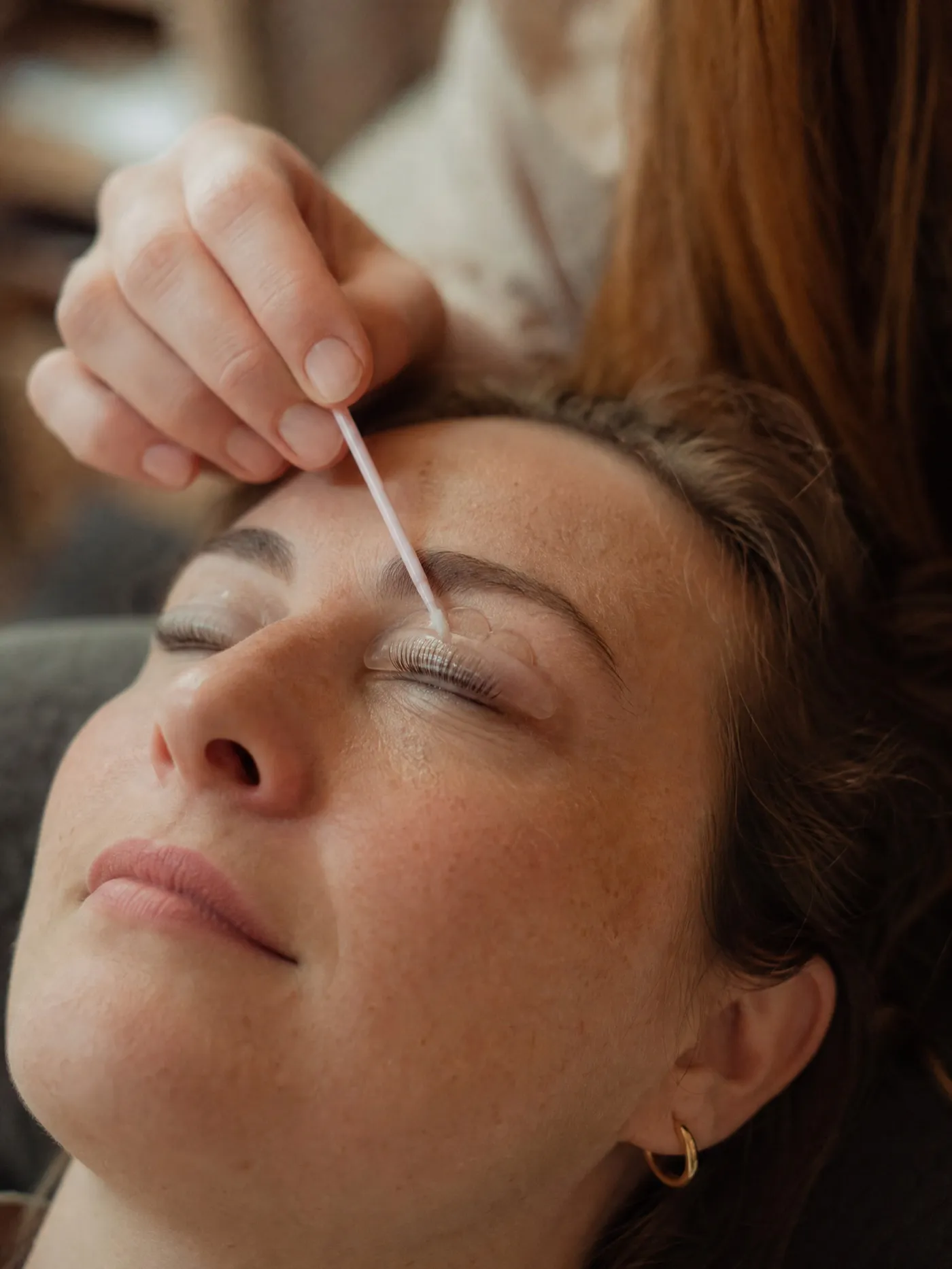 Naturwimpern werden beim Wimpernlifting über ein Silikonpad aufgerichtet